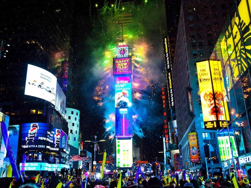 Cùng đắm mình trong New Year's Eve Times Square rực rỡ