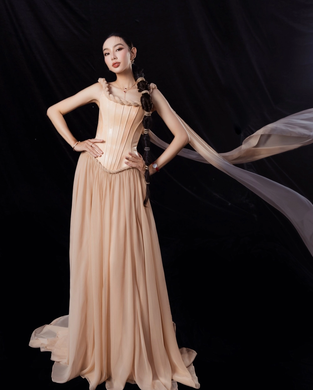Nguyễn Thúc Thùy Tiên youtube và series Đu Đêm đầy ý nghĩa
