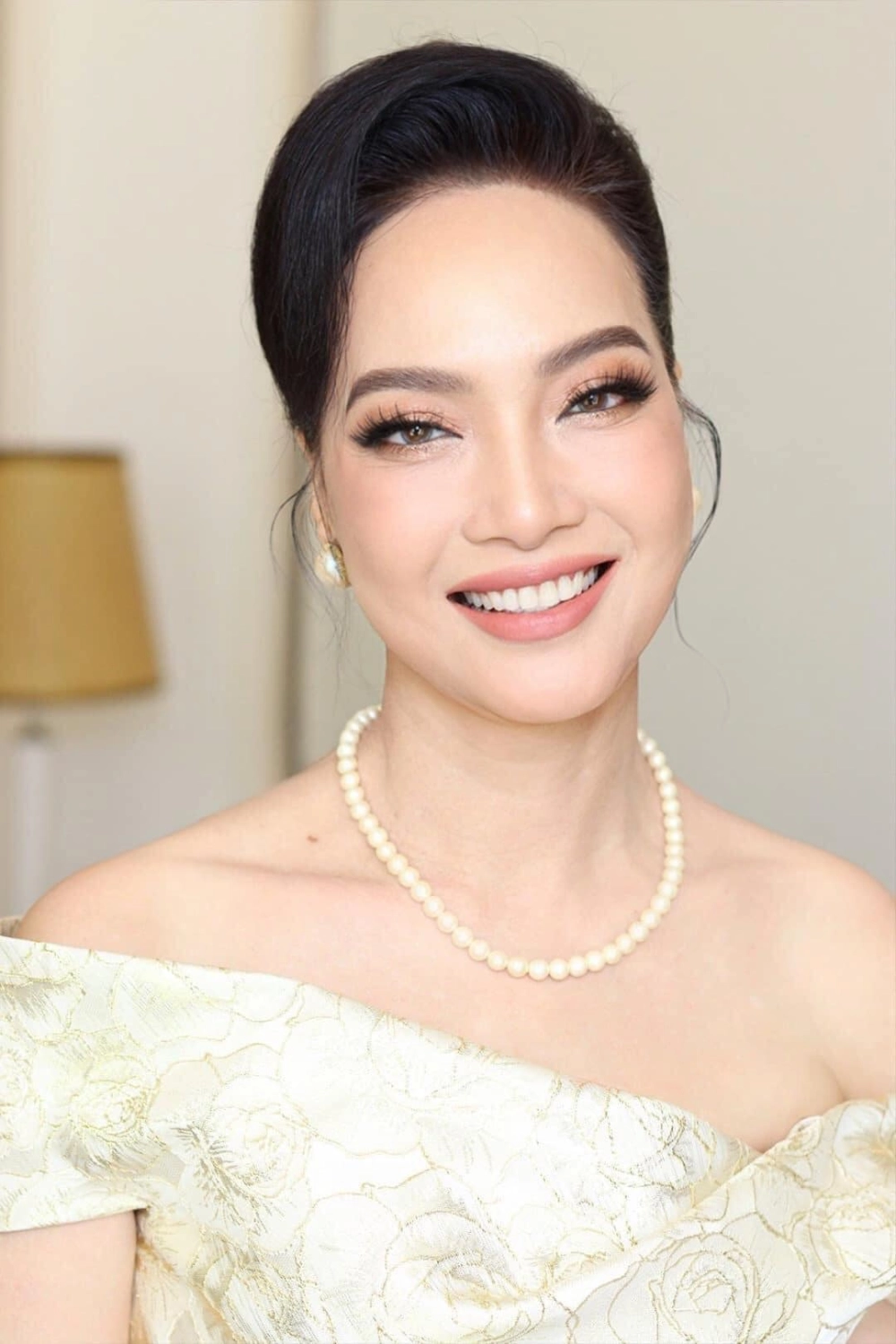 Lê Khanh bao nhiêu tuổi và nhan sắc không tuổi, đầy khí chất