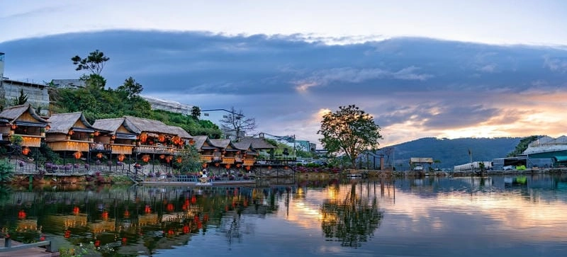 Cười sảng với Phượng Hoàng Cổ Trấn quyến rũ