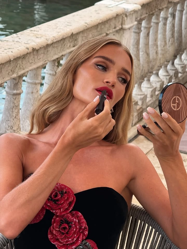 Rosie Huntington-Whiteley film và những bộ phim bom tấn cô tham gia