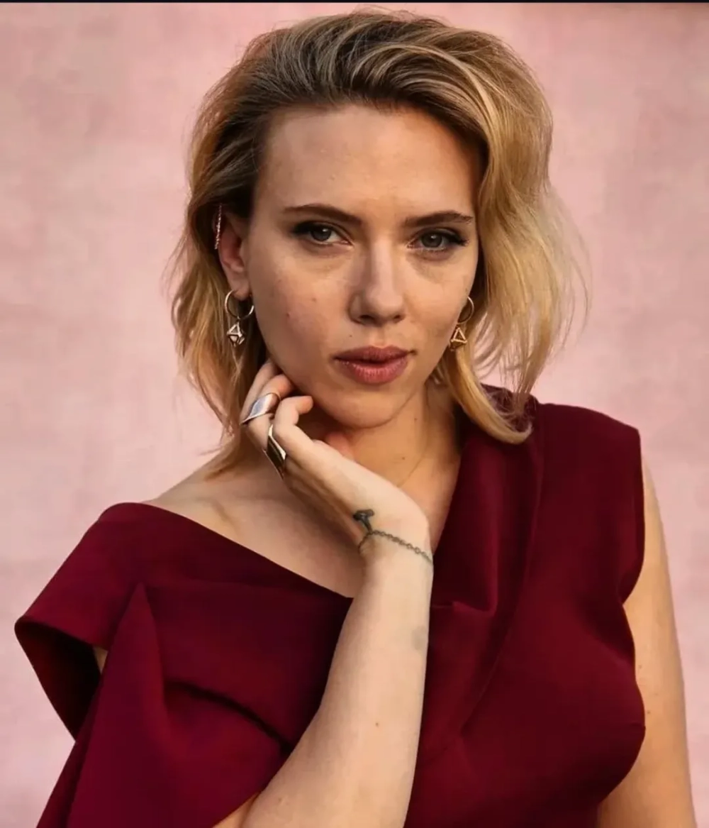 Husband of Scarlett Johansson và cuộc sống hôn nhân bên Colin Jost