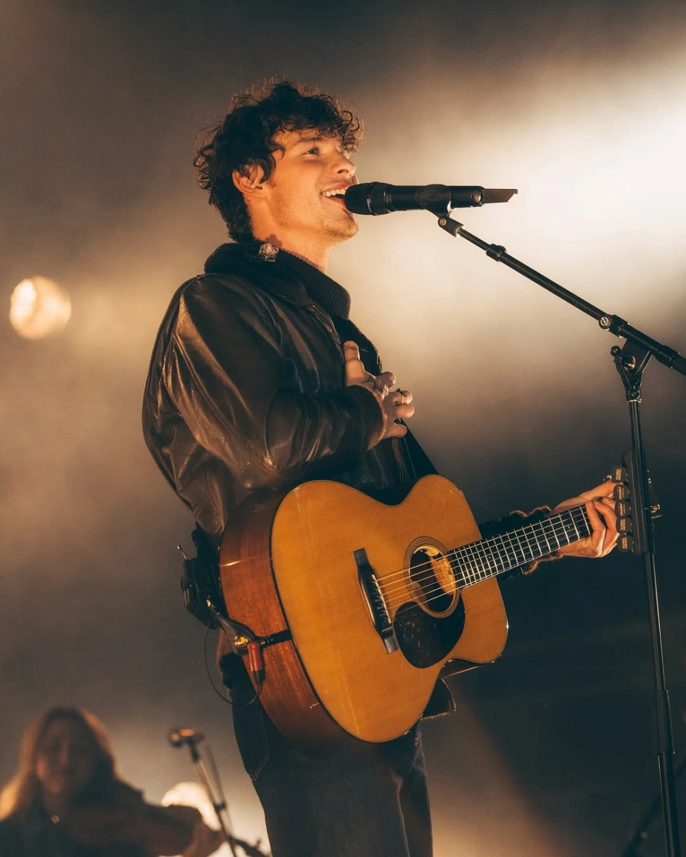 Shawn Mendes stitches lyrics và những ca từ về nỗi đau tình yêu