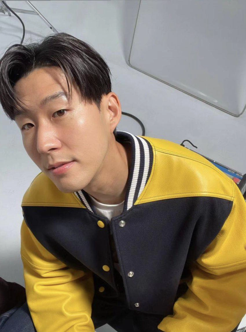 Son Heung-min trophies và chiếc cúp Europa League 2025 cùng Tottenham