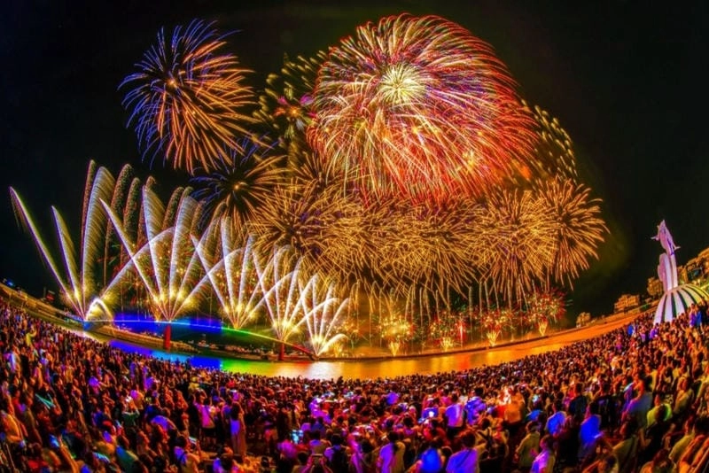 Lạc lối trong sắc màu Tết Nguyên Đán vui tươi