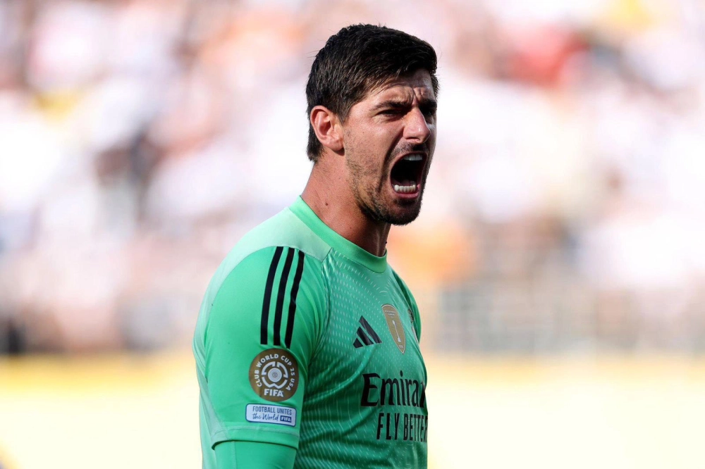 Thibaut Courtois height in feet và chiều cao 6 feet 7 inches