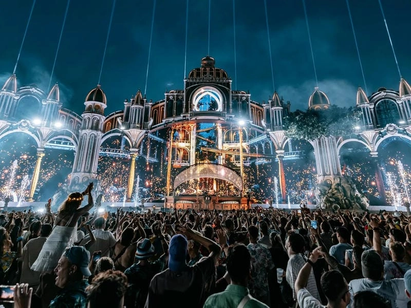 Cùng đắm mình trong không khí Tomorrowland sôi động