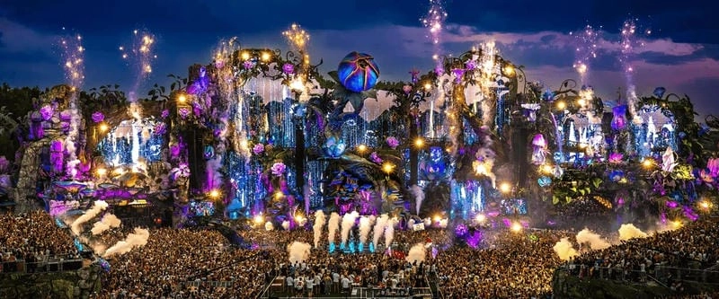 Tìm về Tomorrowland huyền ảo