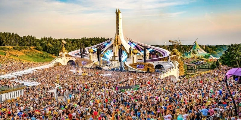 Cười sảng với Tomorrowland hấp dẫn
