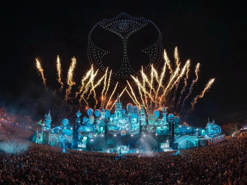 Lạc lối trong Tomorrowland náo nhiệt