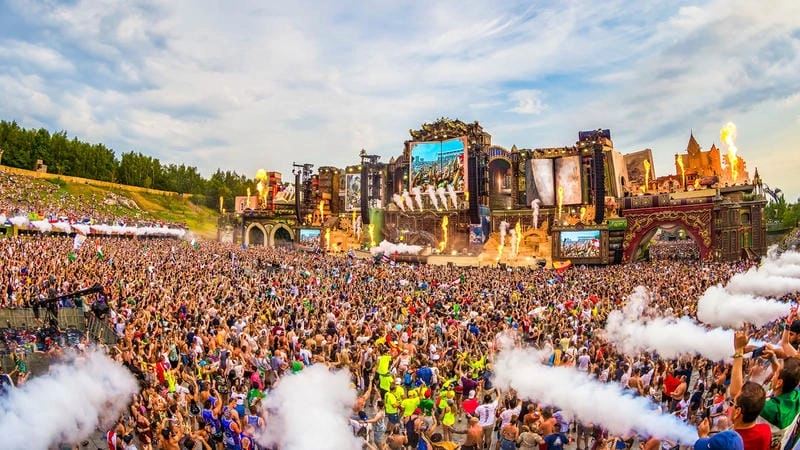 Lạc lối trong Tomorrowland lung linh