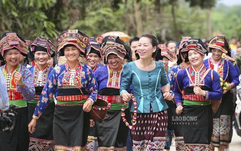 Thức dậy cùng trang phục lễ hội độc đáo