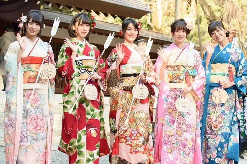 Lạc lối trong trang phục lễ hội cuốn hút