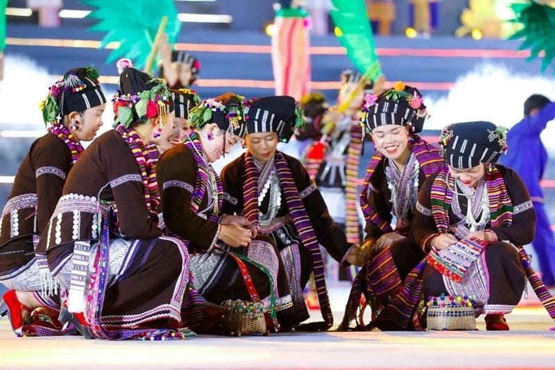 Ngắm nhìn vẻ đẹp trang phục lễ hội quốc tế