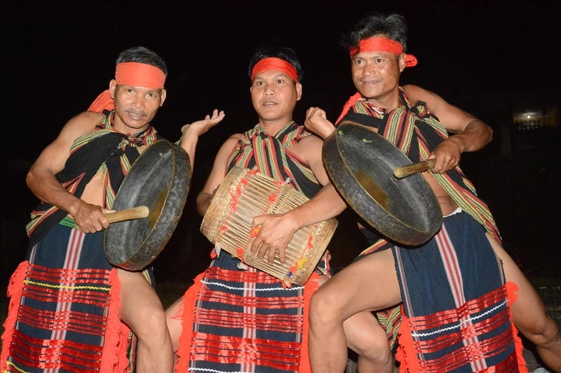 Tìm về trang phục lễ hội lộng lẫy