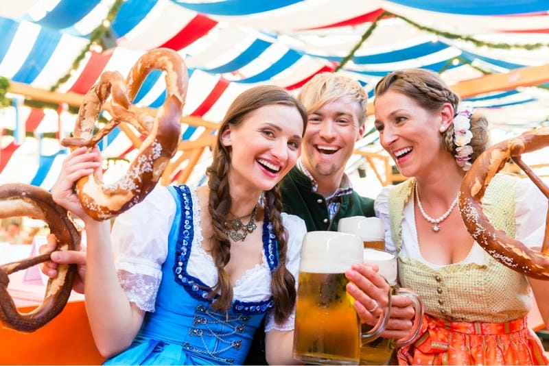 Cùng đắm mình trong trang phục Oktoberfest rực rỡ