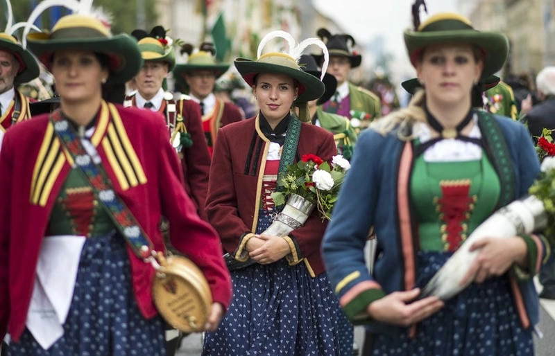 Sưu tầm những bức trang phục Oktoberfest lung linh