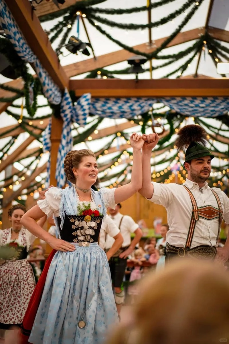 Lạc lối trong trang phục Oktoberfest sôi động