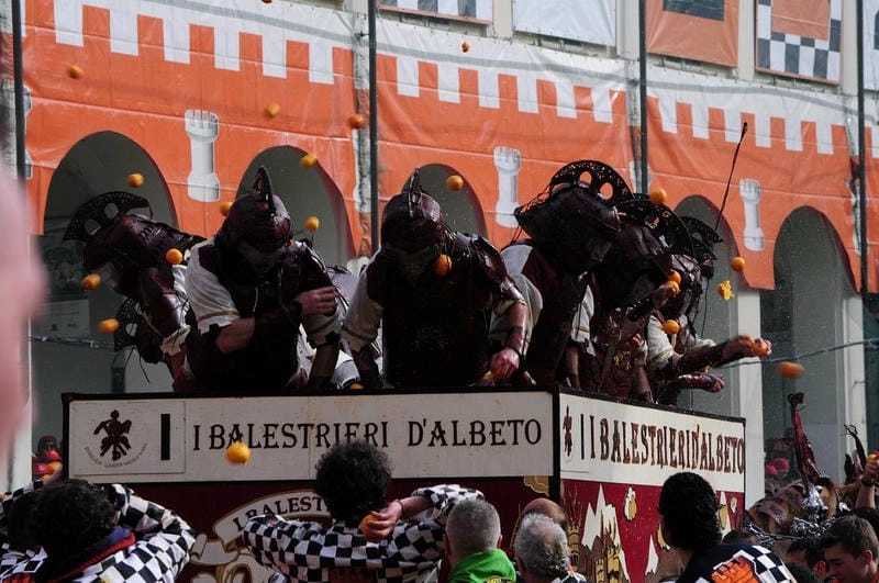 Lạc lối trong lễ hội Battle of the Oranges đặc sắc