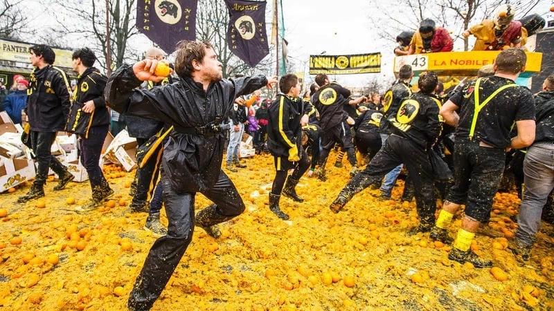 Thức dậy cùng lễ hội Battle of the Oranges ấn tượng
