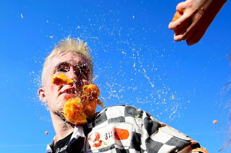 Cùng du ngoạn lễ hội Battle of the Oranges hoành tráng