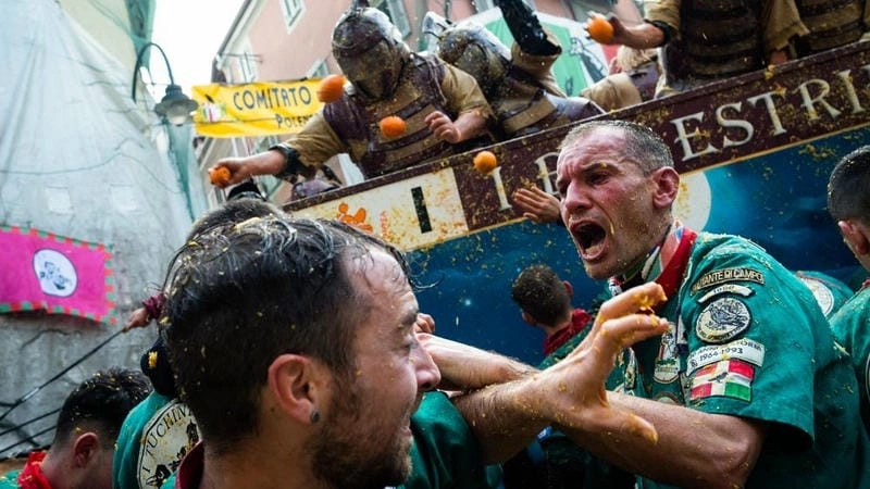 Lạc lối trong lễ hội Battle of the Oranges lung linh