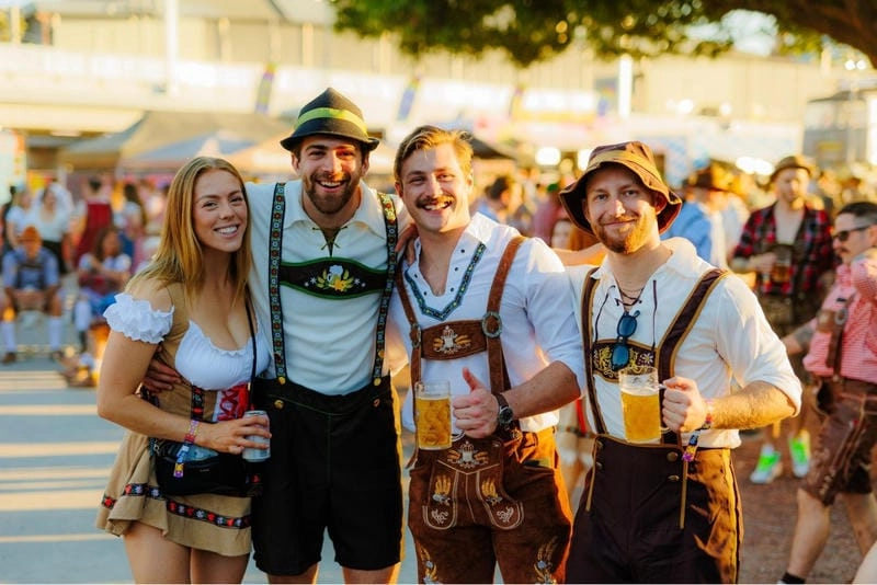Tìm về lễ hội bia Cannstatter Volksfest huyền ảo