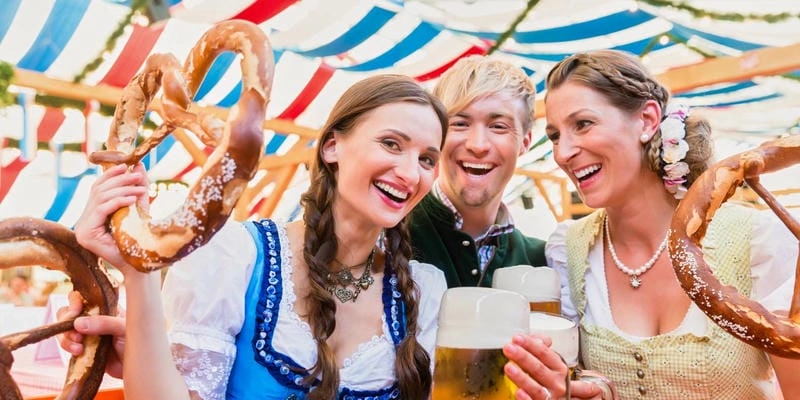 Thức dậy cùng lễ hội bia Cannstatter Volksfest ấn tượng