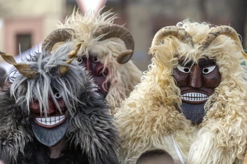 Cùng đắm mình trong lễ hội Busójárás sôi động