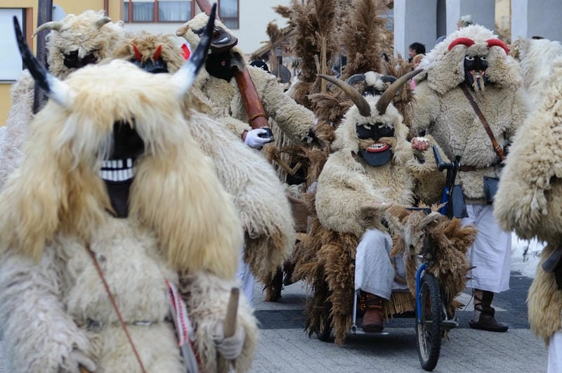 Cười sảng với lễ hội Busójárás vui nhộn