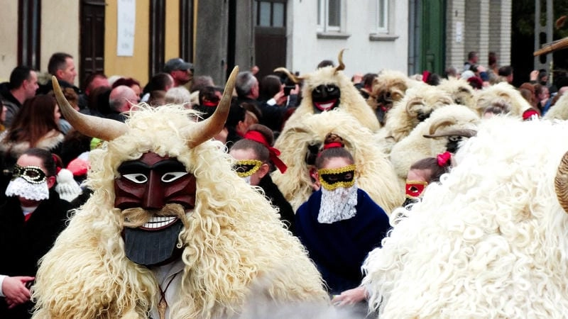 Thức dậy cùng lễ hội Busójárás ấn tượng