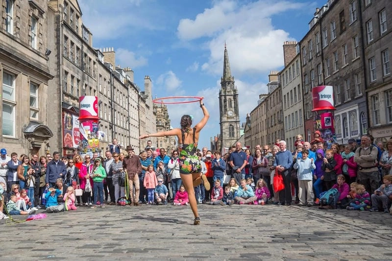 Cùng đắm mình trong lễ hội Edinburgh Festival Fringe sôi động
