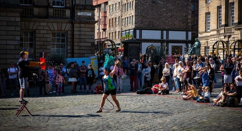 Tìm về lễ hội Edinburgh Festival Fringe huyền ảo