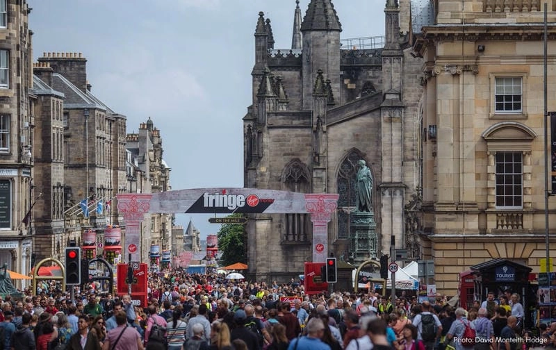 Thức dậy cùng lễ hội Edinburgh Festival Fringe ấn tượng