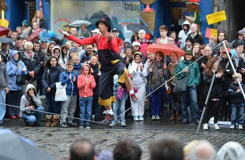 Ngắm nhìn vẻ đẹp lễ hội Edinburgh Festival Fringe hấp dẫn