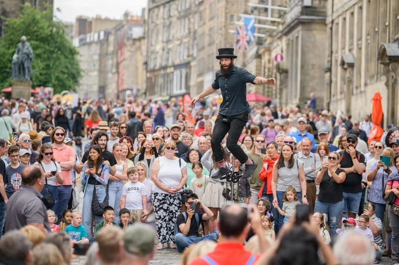 Lạc lối trong lễ hội Edinburgh Festival Fringe lung linh