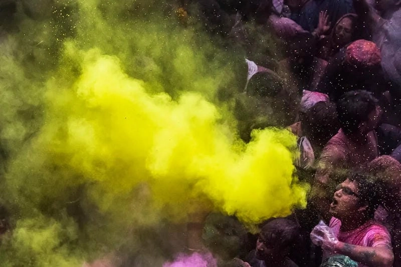 Cười sảng với lễ hội Holi Hai vui tươi