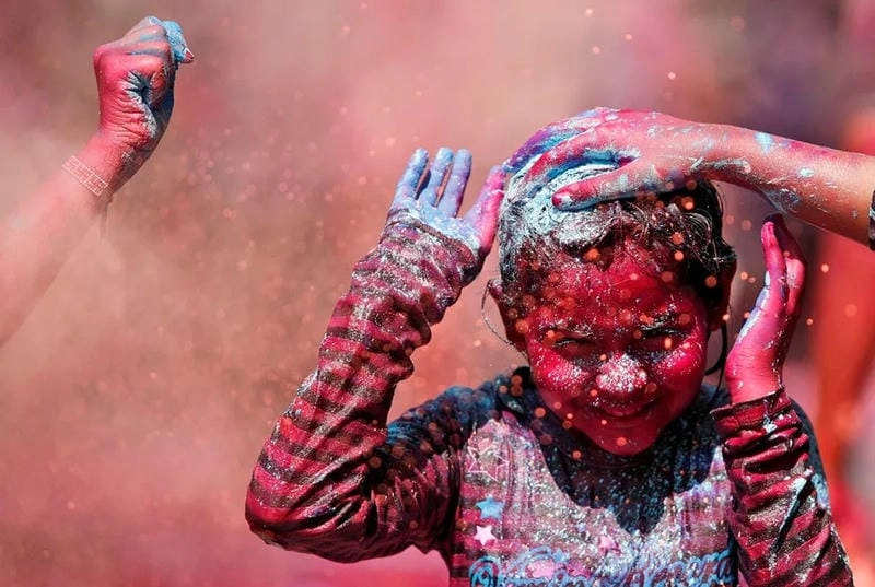 Săn những bức ảnh lễ hội Holi Hai sôi động