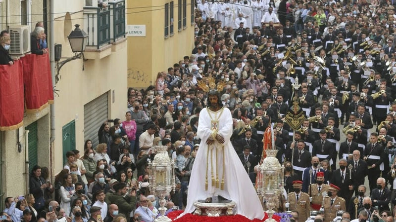 Cùng đắm mình trong lễ hội Holy Week sôi động