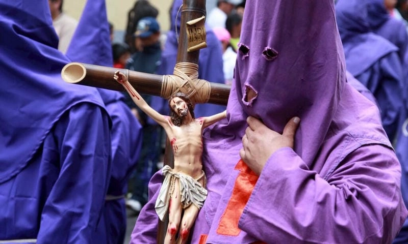 Tìm về lễ hội Holy Week huyền ảo