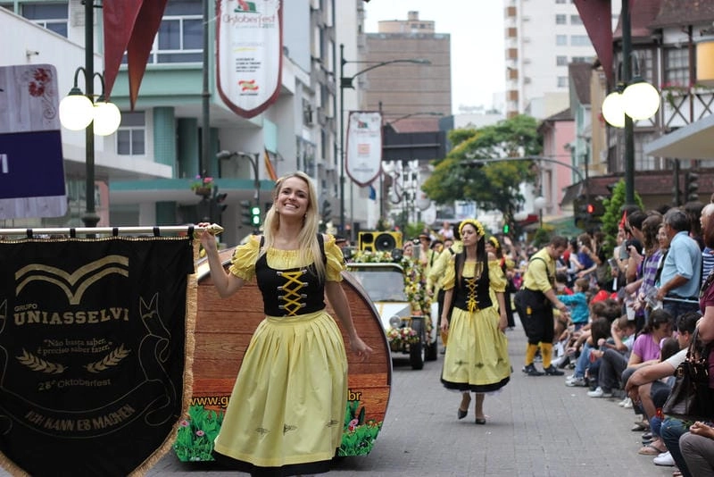 Cùng đắm mình trong lễ hội Oktoberfest Blumenau sôi động