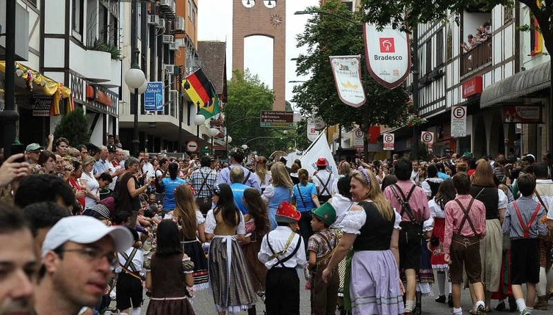 Lạc lối trong lễ hội Oktoberfest Blumenau náo nhiệt