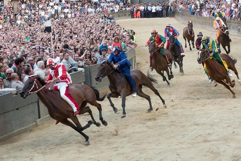 Lạc lối trong lễ hội Palio di Siena đặc sắc