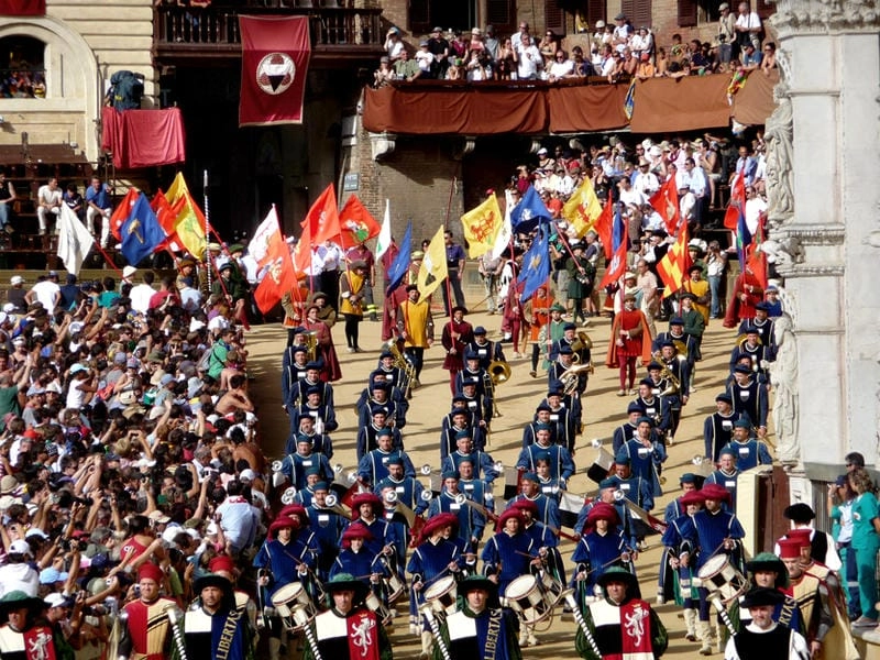 Lạc lối trong lễ hội Palio di Siena lung linh