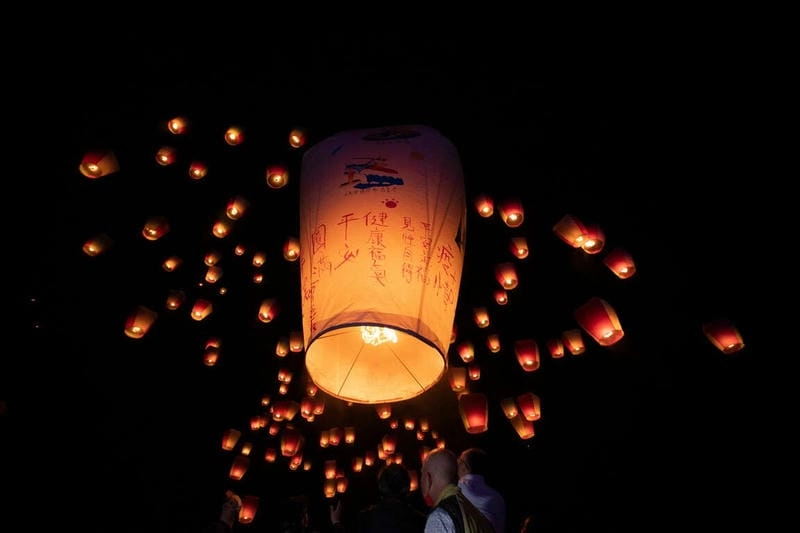 Lạc lối trong lễ hội Pingxi Sky Lantern cuốn hút