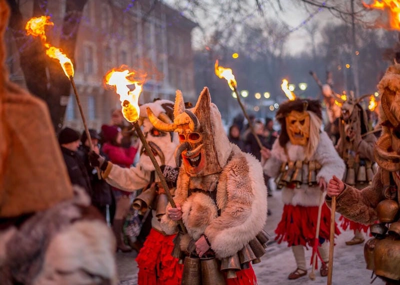 Cùng đắm mình trong lễ hội Surva sôi động