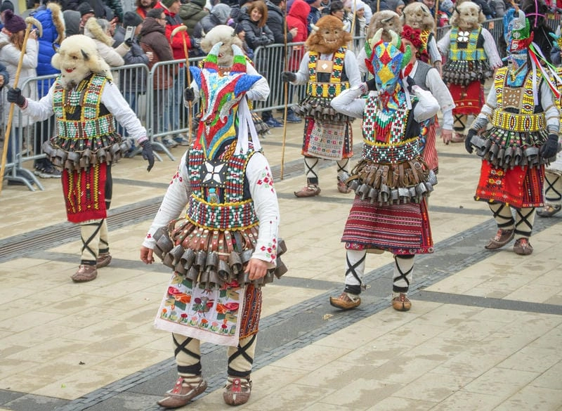 Cười sảng với lễ hội Surva vui nhộn