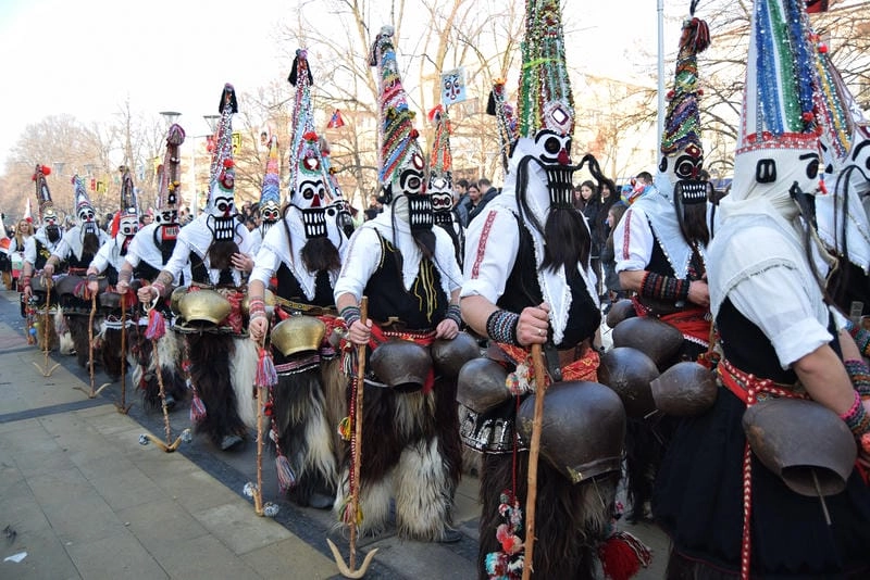Cùng du ngoạn lễ hội Surva hoành tráng