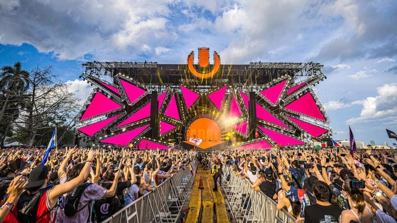 Lạc lối trong lễ hội Ultra Music Festival lung linh