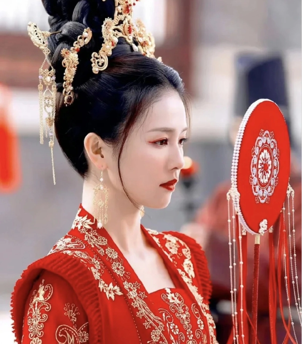 Bạch Lộc là nữ diễn viên Trung Quốc được yêu thích nhờ nhan sắc và diễn xuất.